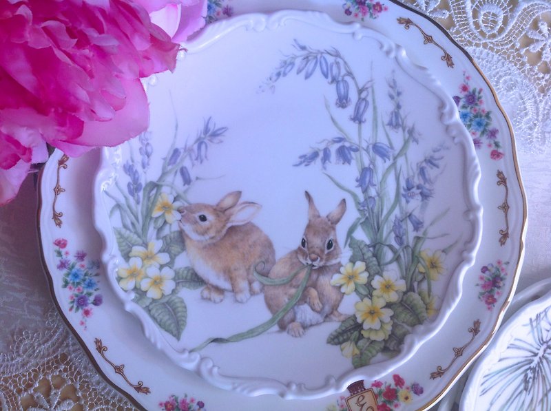 British-made Royal Albert Four Season Animal Bone Porcelain Plate Spring Bunny Painted Stock - จานเล็ก - เครื่องลายคราม 