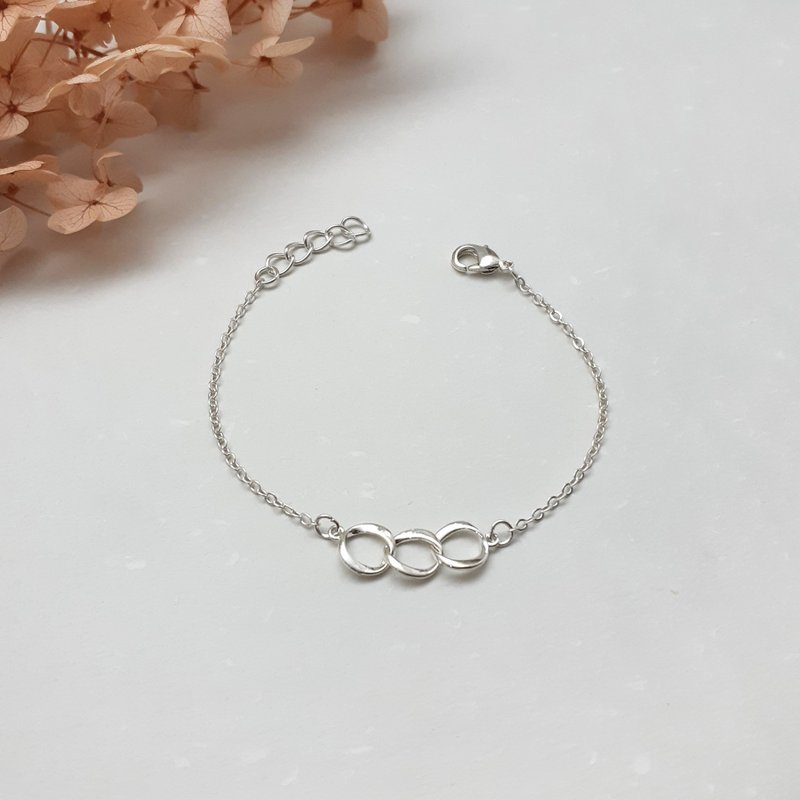 Simple three-ring shape thin chain - สร้อยข้อมือ - วัสดุอื่นๆ สีเงิน