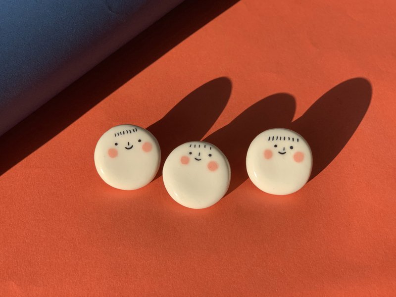 Smiley face ฺB l Brooch l Pin l Ceramics - 胸針 - 陶 白色