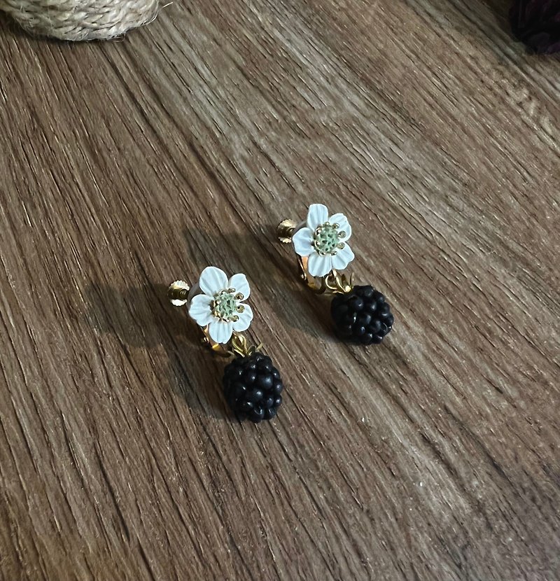 黑莓桑椹花 螺旋耳夾 - 耳環/耳夾 - 陶 黑色