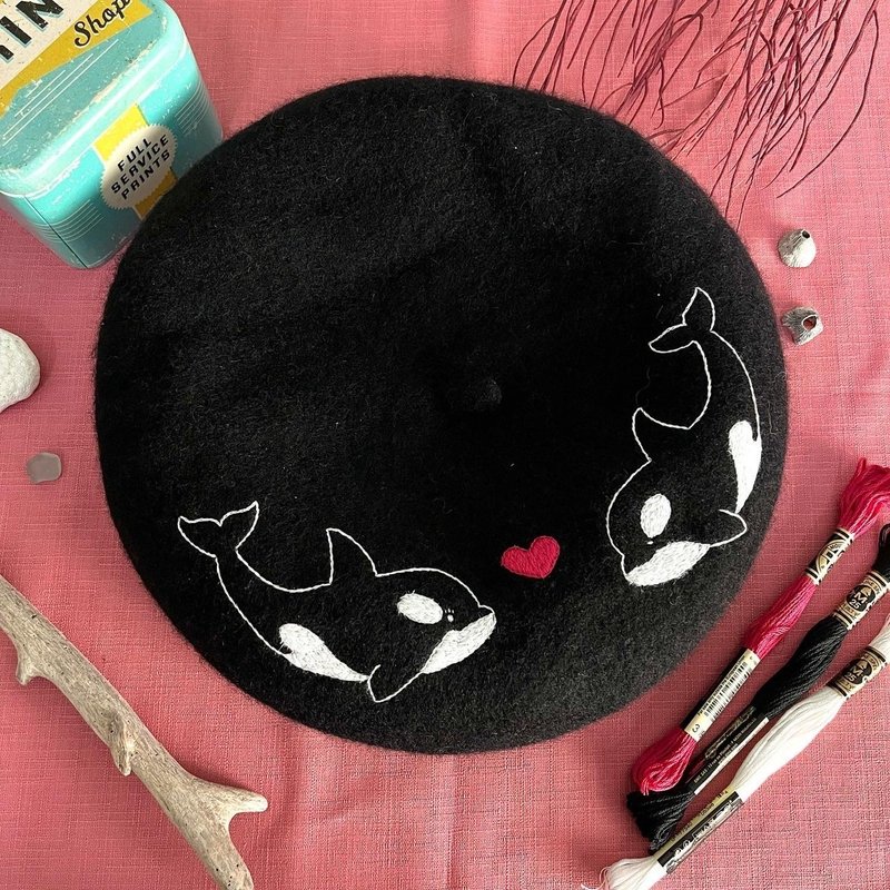 Hand embroidered beret twin killer whales - หมวก - ขนแกะ สีดำ