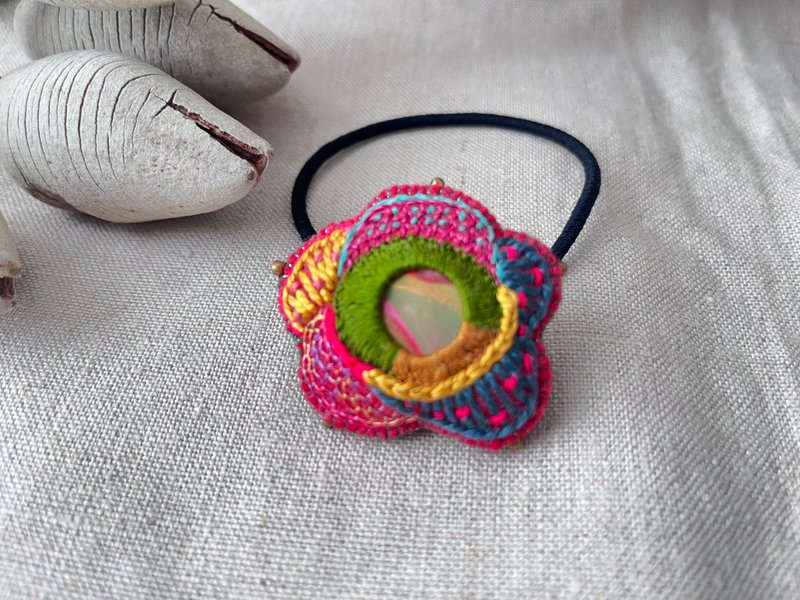 A flower-like hair tie with marbled parts wrapped in embroidery. - เครื่องประดับผม - งานปัก 