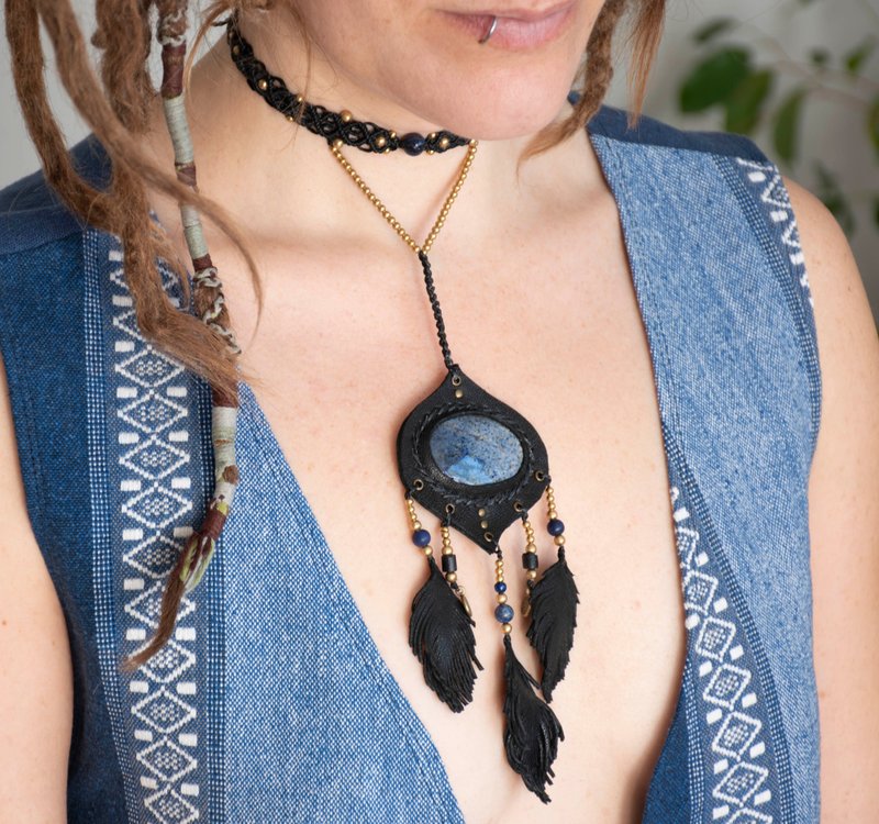 Black leather feather necklace, ocean jasper macrame necklace - สร้อยคอ - หนังแท้ สีดำ