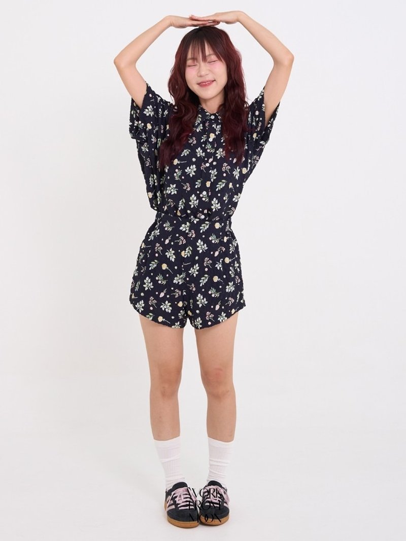 Triangle Set Navy Floral ชุดเซ็ตเสื้อกางเกง Triangle สี Navy Floral - เสื้อเชิ้ตผู้หญิง - วัสดุอื่นๆ สีดำ