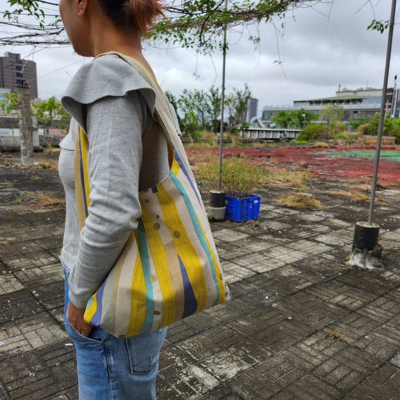 [Purely handmade] Hobo bag, mobile summer travel bag, single shoulder bag - Messenger Bags & Sling Bags - Cotton & Hemp Blue