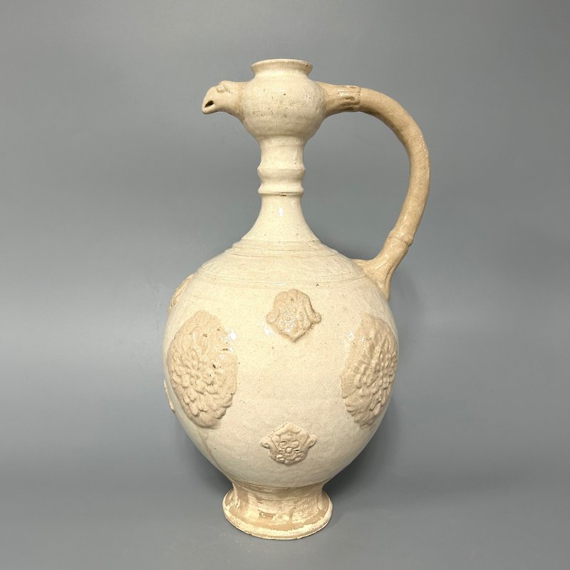 Tang Dynasty White Porcelain Applied Floral Phoenix Head Flask - ของวางตกแต่ง - ดินเผา สีกากี