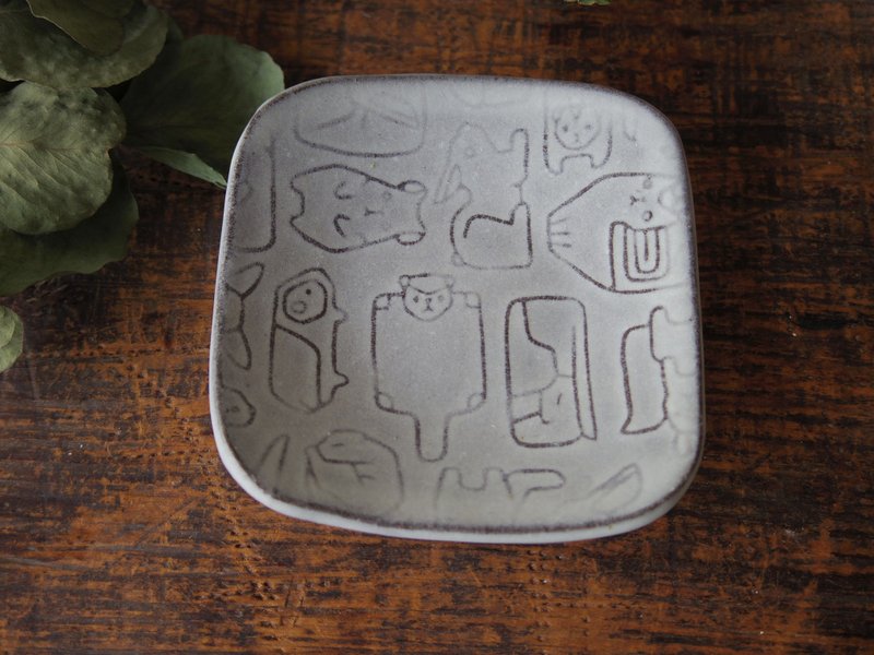 White square tiny plate with relief small animals - จานและถาด - ดินเผา ขาว