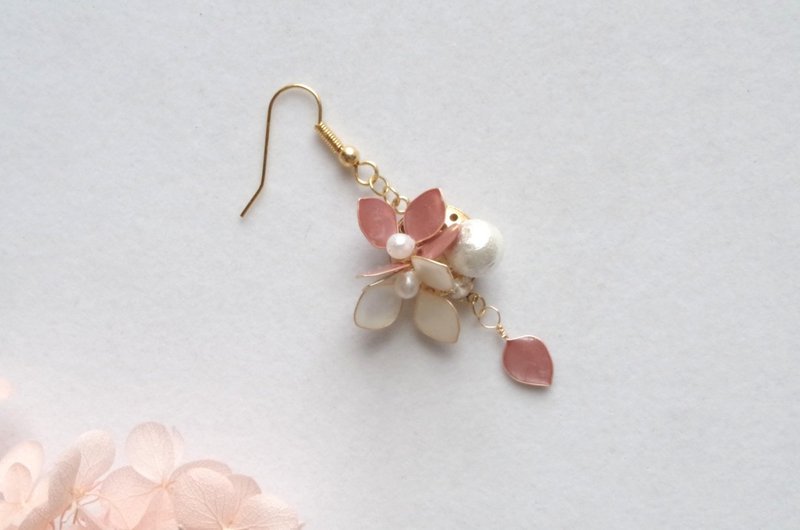 マニキュアフラワーの紫陽花とコットンパールのピアス・オールドローズ - 耳環/耳夾/耳骨夾 - 其他材質 粉紅色