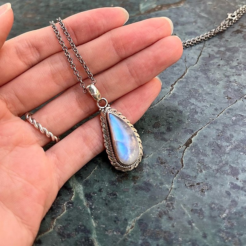 Welcome Yao 925 Silver moonstone necklace moonstone pendant Nepal handmade silver blue moonlight - Necklaces - Crystal Silver
