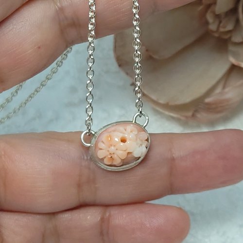 珊瑚ホワイト×ベビーピンク 彫刻デザイン ネックレス美品 希少 珊瑚ホワイト×ベビーピンク 彫刻デザイン ネックレス美品 希少