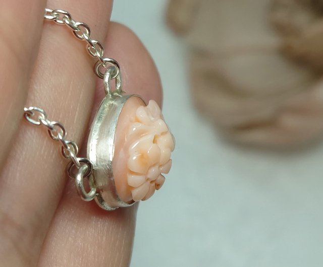 ナチュラルホワイト珊瑚 珊瑚 彫刻 シルバー925 ネックレス