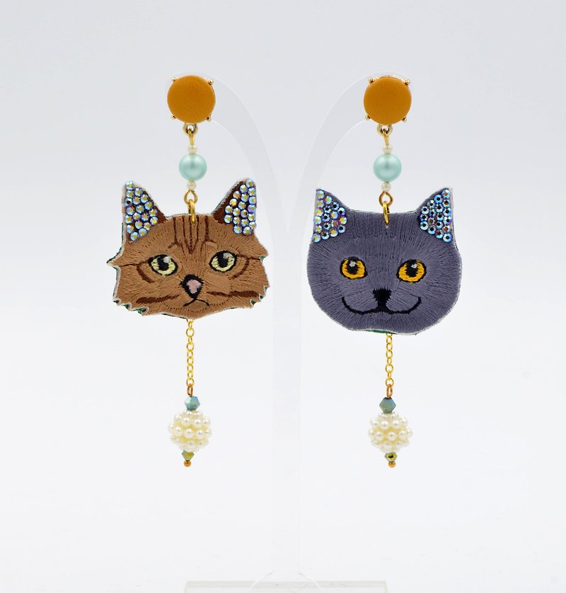 TIMBEE LO Embroidered Kitty Embellished Crystal Ear Earrings - ต่างหู - งานปัก สีเทา
