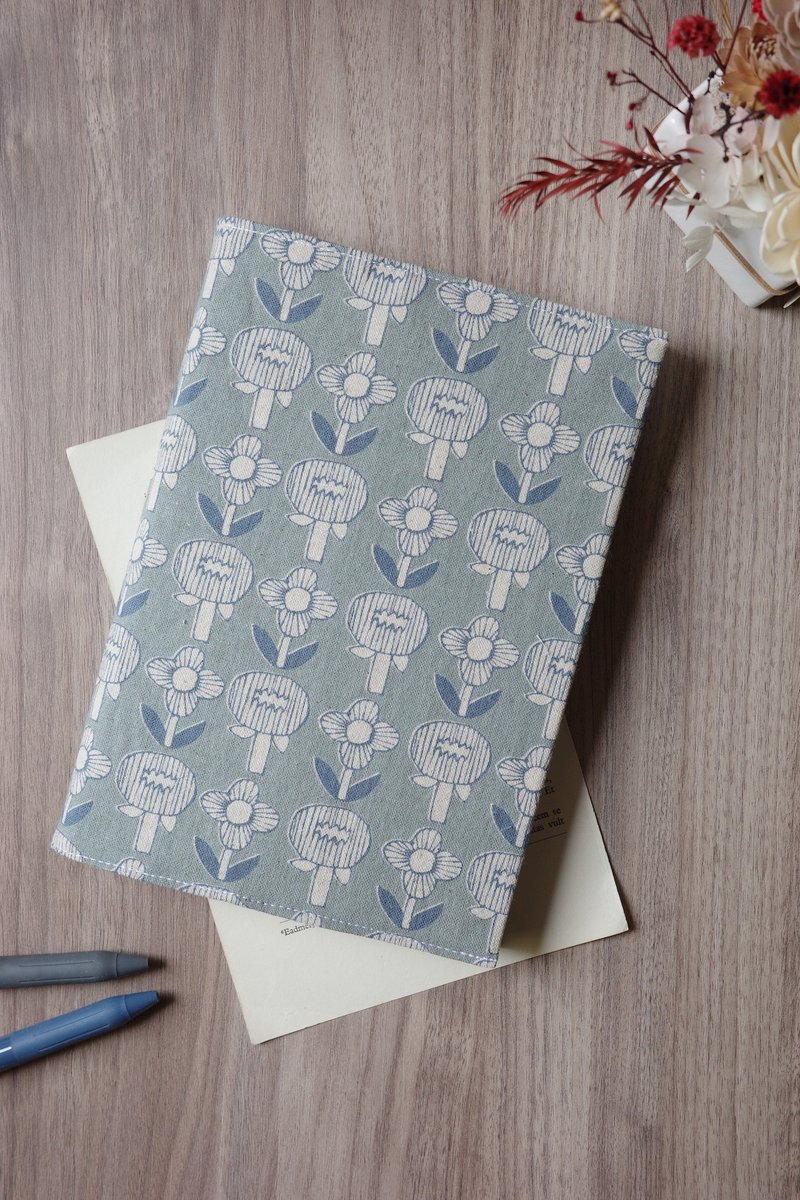 Lake blue background flower-adjustable book jacket and book cover, adjustable thickness, A5 size | Haibai handmade - ปกหนังสือ - ผ้าฝ้าย/ผ้าลินิน 