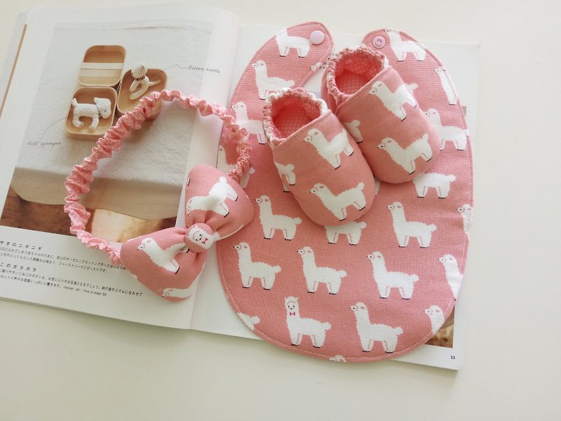 粉底羊駝彌月禮物 嬰兒鞋+圍兜+髮帶 - 彌月禮盒 - 棉．麻 粉紅色
