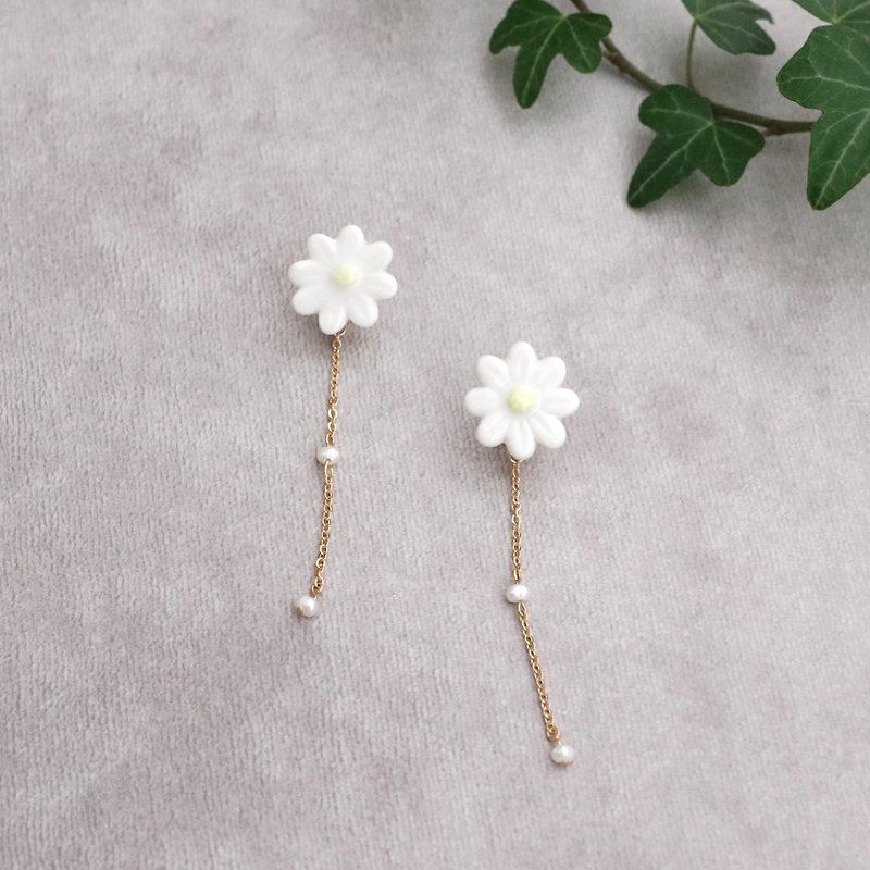 Limited marguerite earrings - 耳環/耳夾 - 瓷 白色