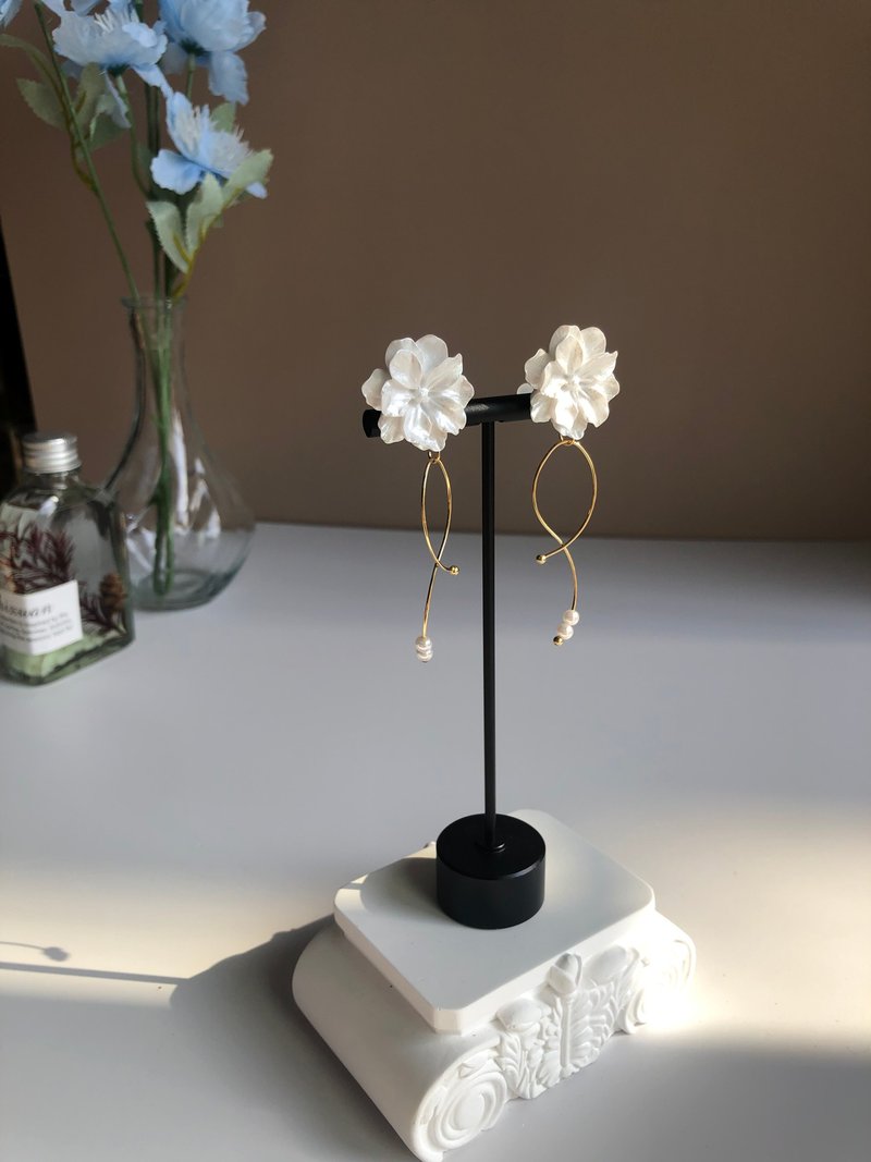 オリジナルホワイトフラワーフリンジピアス - ピアス・イヤリング - その他の素材 ホワイト
