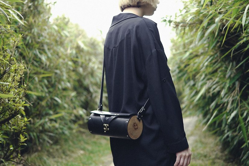 Wood x leather series | teak leather bag | annual ring cylinder side backpack | Italian vegetable tanned leather | black - กระเป๋าแมสเซนเจอร์ - หนังแท้ สีดำ