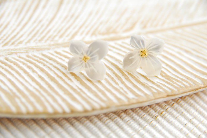 ４枚の花弁のお花のスタッドピアス　白１４kgf - 耳環/耳夾/耳骨夾 - 貝殼 白色