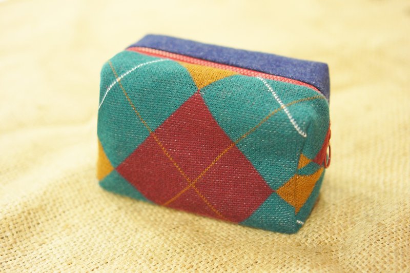 Knitting [flower window sill X Glory] quilted neutral denim cosmetic bag - กระเป๋าเครื่องสำอาง - วัสดุอื่นๆ สีแดง