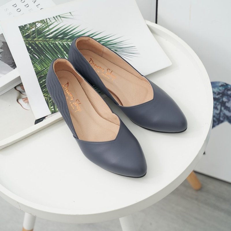 Wide last_MIT genuine leather embossed stitching pointed toe low heels dark blue - รองเท้าส้นสูง - หนังแท้ สีน้ำเงิน