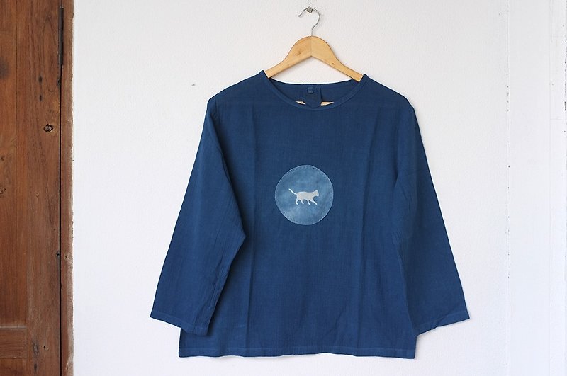 linnil: Cat x Indigo moon / long-sleeve shirt / natural indigo dye - 女裝 上衣 - 棉．麻 藍色