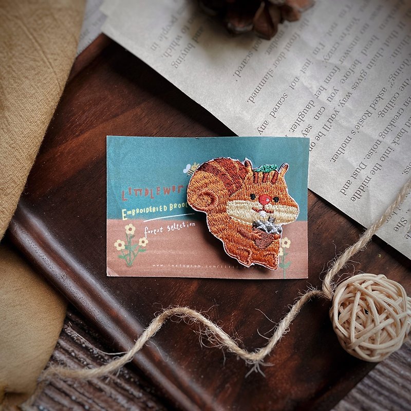 Embroideried  badge | squirrel | Littdlework - Badges & Pins - Thread Multicolor