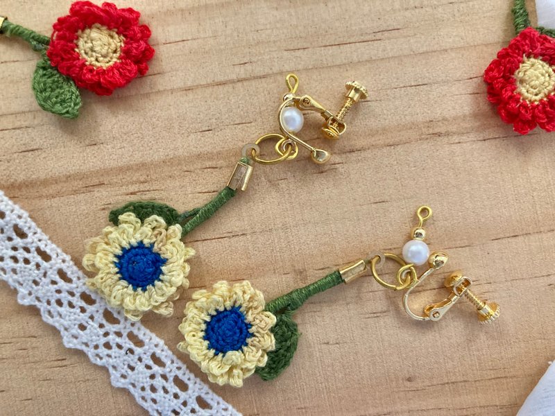 [Handmade Jewelry Series] Crochet daisy earrings with jumping colors that can be changed into clip-on styles - ต่างหู - ทองแดงทองเหลือง 