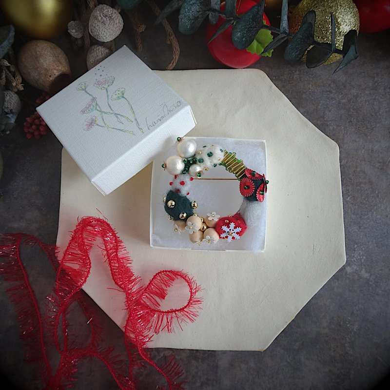 Christmas wreath brooch with overflowing beads and wool embroidery - Brooches - Thread Orange