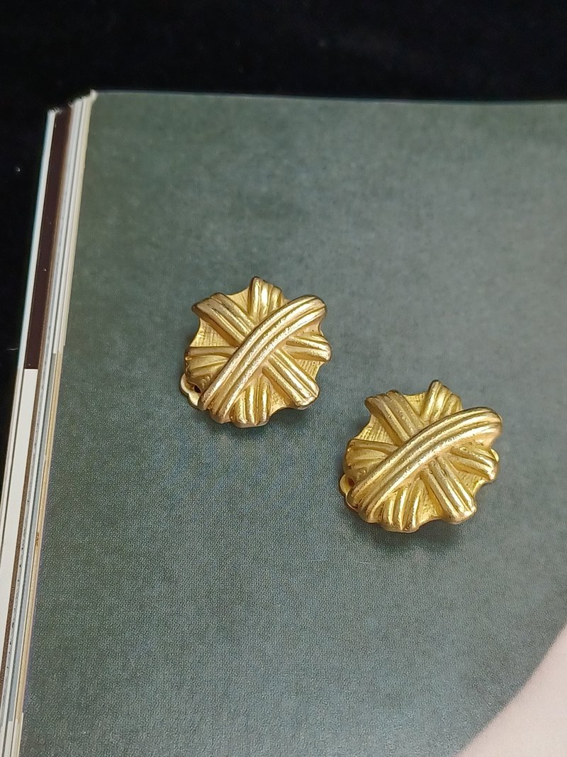 vintage jewelry  古典霧金立體緞帶結 夾式耳環 - 耳環/耳夾/耳骨夾 - 其他金屬 