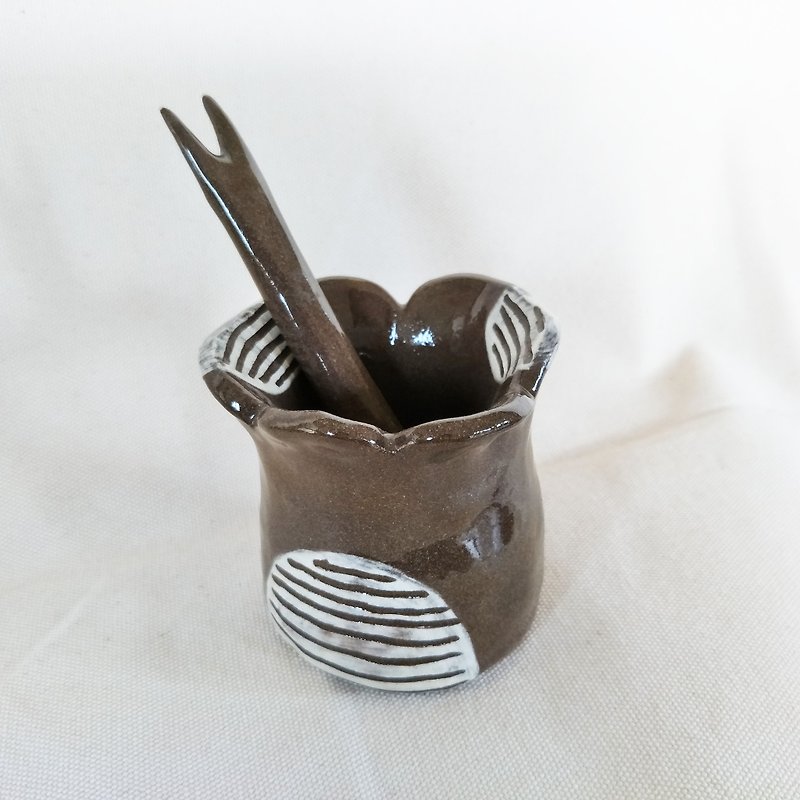 Black pottery flower-shaped fruit fork box / pen holder - เซรามิก - ดินเผา 