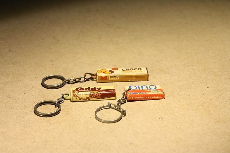 Purchased from the Netherlands in the middle and late 20th century old chocolate candy biscuits antique key ring - Keychains - Plastic Yellow