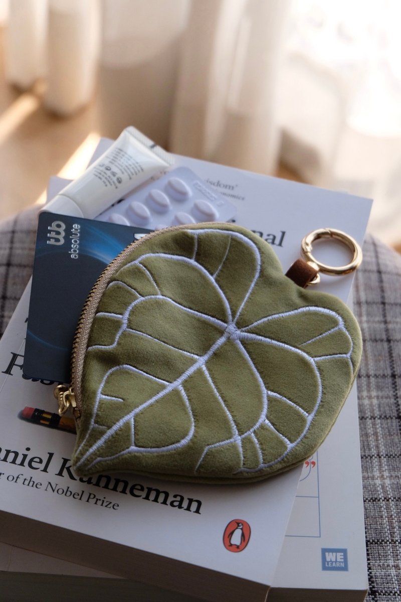 Embroidery soft green Anthurium leaves mini pouch size m - 零錢包/小錢包 - 其他材質 綠色