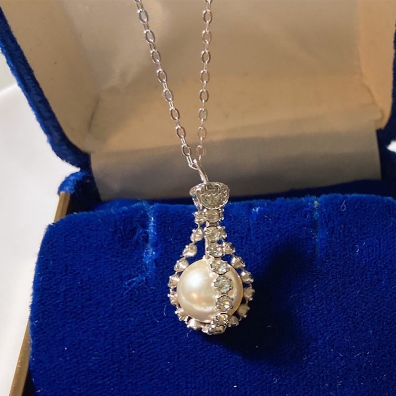 【西洋古董飾品】珍珠包覆 滿天星閃亮邊飾 水滴 優雅出眾 銀項鍊 - 項鍊 - 貴金屬 銀色