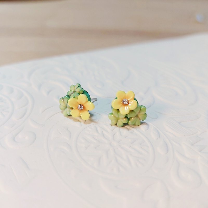 Wood Sorrel Flower Earrings • Joy //Silver 925 - Earrings & Clip-ons - Porcelain Yellow