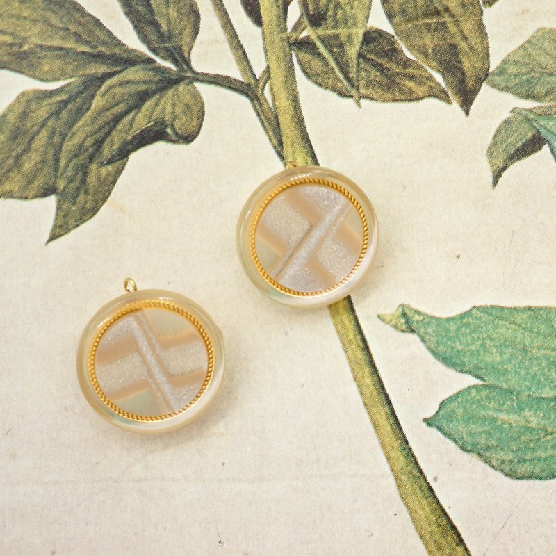 (3色)台灣老鈕扣 / 交織 (Interweave) 鍍金耳環 - 耳環/耳夾 - 塑膠 卡其色