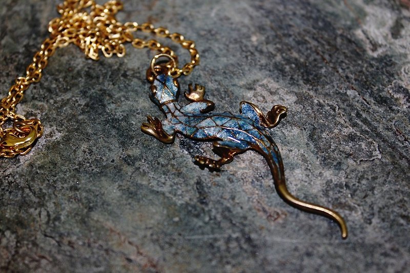 Mysterious River Lizard Necklace - สร้อยคอ - โลหะ สีน้ำเงิน