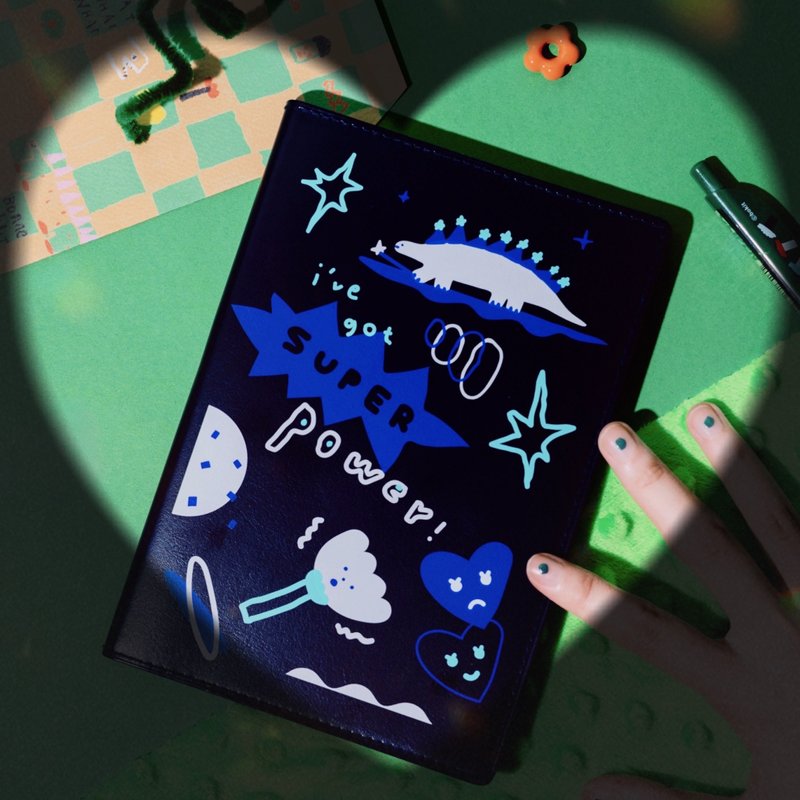 マカロンつま先 イラスト手帳 日付フリー 万年カレンダー レザーカバー | 宇宙が知っている (夜空版) - ノート・手帳 - 紙 ブルー