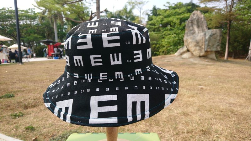 Zhizhizaza/double-sided bucket hat/eyesight test chart (black) - หมวก - ผ้าฝ้าย/ผ้าลินิน สีดำ