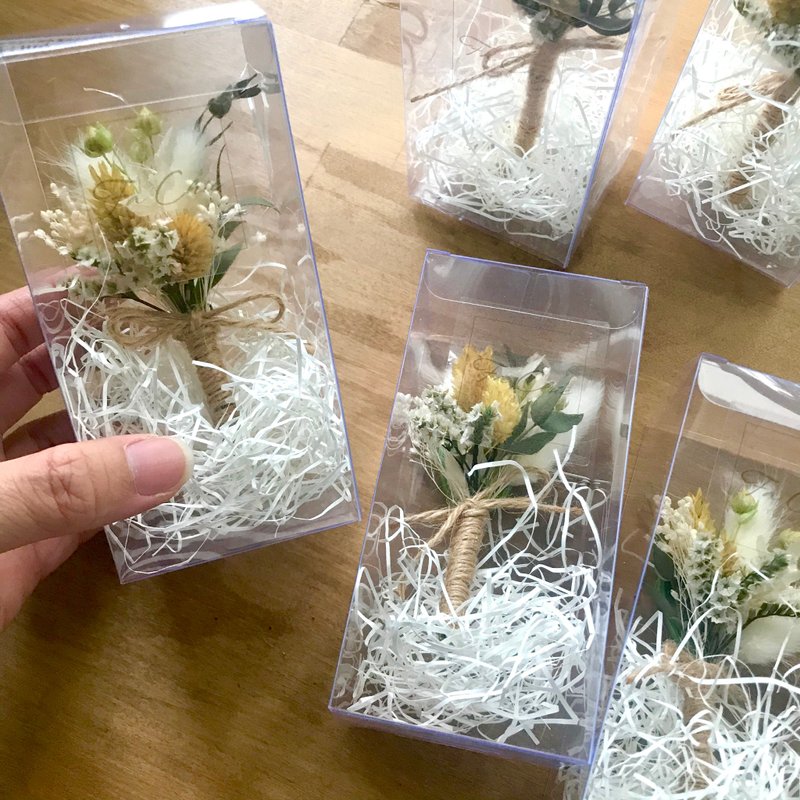 The corsage list comes in a transparent box (only for customers who order the corsage) - เข็มกลัด/ข้อมือดอกไม้ - พลาสติก สีใส