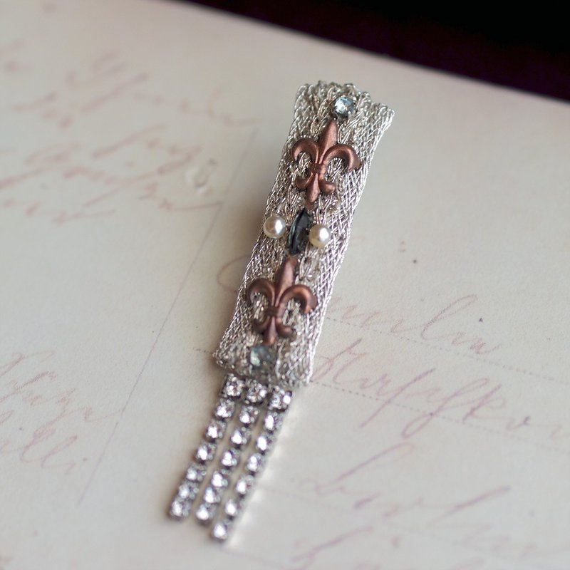 ユリの勲章  Pin Brooch silver long - 心口針/胸針 - 其他人造纖維 銀色