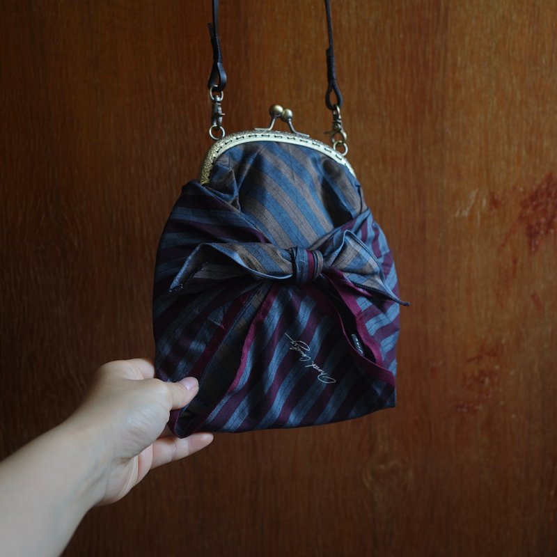 Antique square scarf transformed into kiss lock bag small bag side backpack - กระเป๋าแมสเซนเจอร์ - ผ้าฝ้าย/ผ้าลินิน สีน้ำเงิน