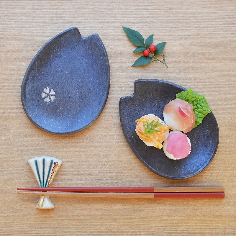 [Sakura small plate] Baked pottery, Japan, microwave, oven, and dishwasher safe - Small Plates & Saucers - Pottery Black