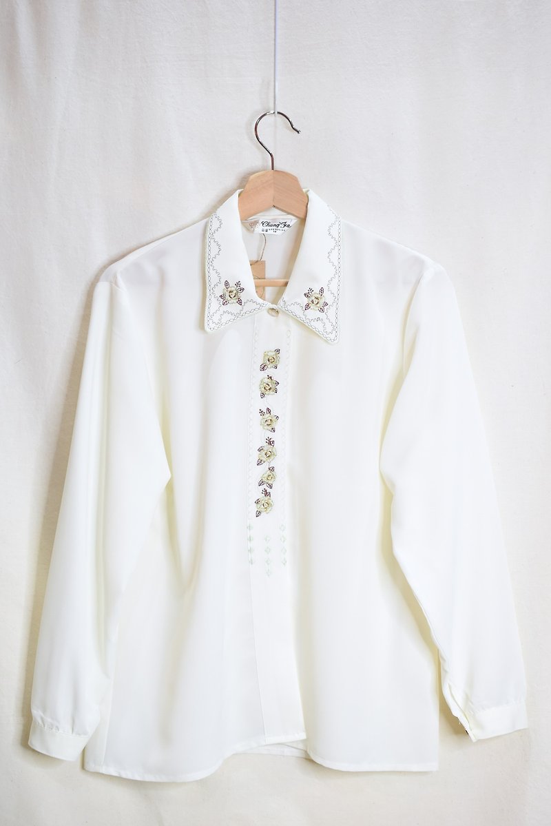 Vintage plain carved shirt off-white - เสื้อเชิ้ตผู้หญิง - วัสดุอื่นๆ 