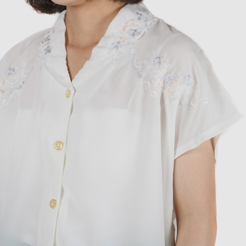 [Egg plant ancient] flower fairy embroidery embroidery shirt - Women's Shirts - Polyester White