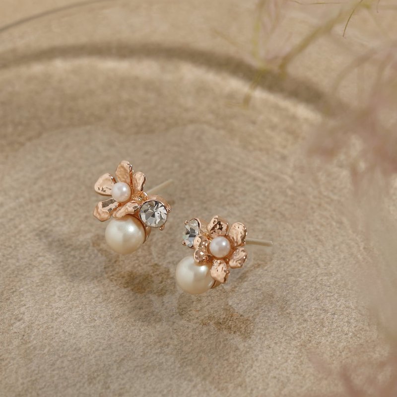 floral bijoux PG - Small flower and pearl crystal post earrings in pink gold - ต่างหู - โลหะ สึชมพู