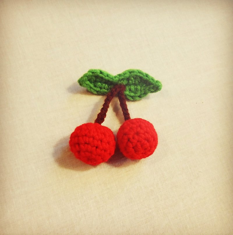 Can't eat fruits ★cherry hand-knitted brooch - เข็มกลัด - เส้นใยสังเคราะห์ สีแดง