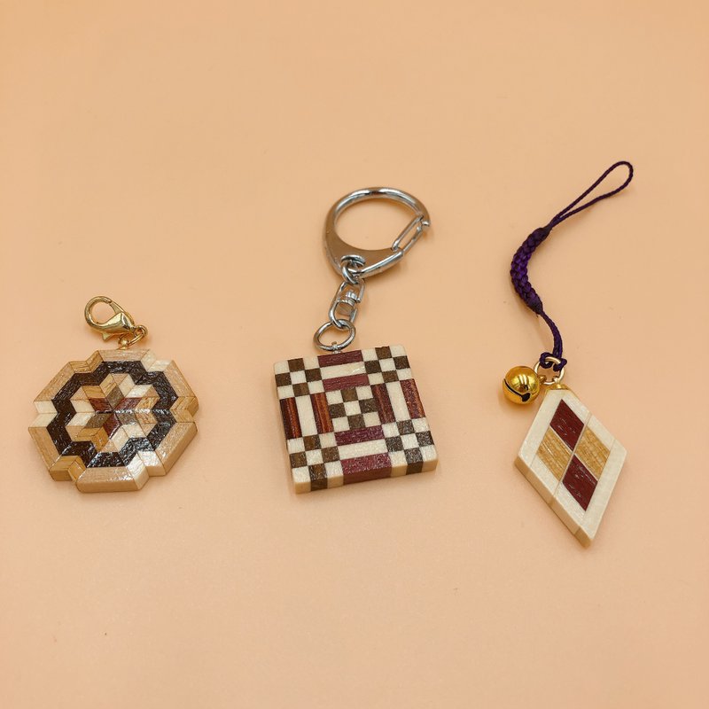 [Hakone Yosegi Marquetry] Japanese handicraft key ring pendant (random) - ที่ห้อยกุญแจ - ไม้ สีนำ้ตาล