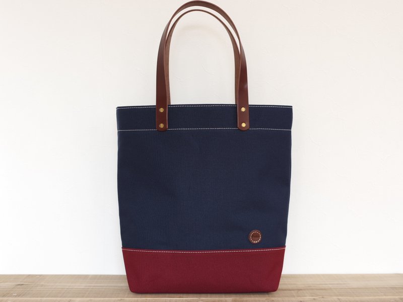 Leather handle canvas A4 vertical tote bag Navy x Bordeaux - กระเป๋าถือ - ผ้าฝ้าย/ผ้าลินิน สีน้ำเงิน