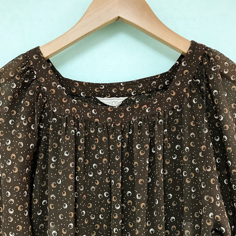 Dress / Brown Short-sleeves Floral Dress - ชุดเดรส - เส้นใยสังเคราะห์ สีนำ้ตาล