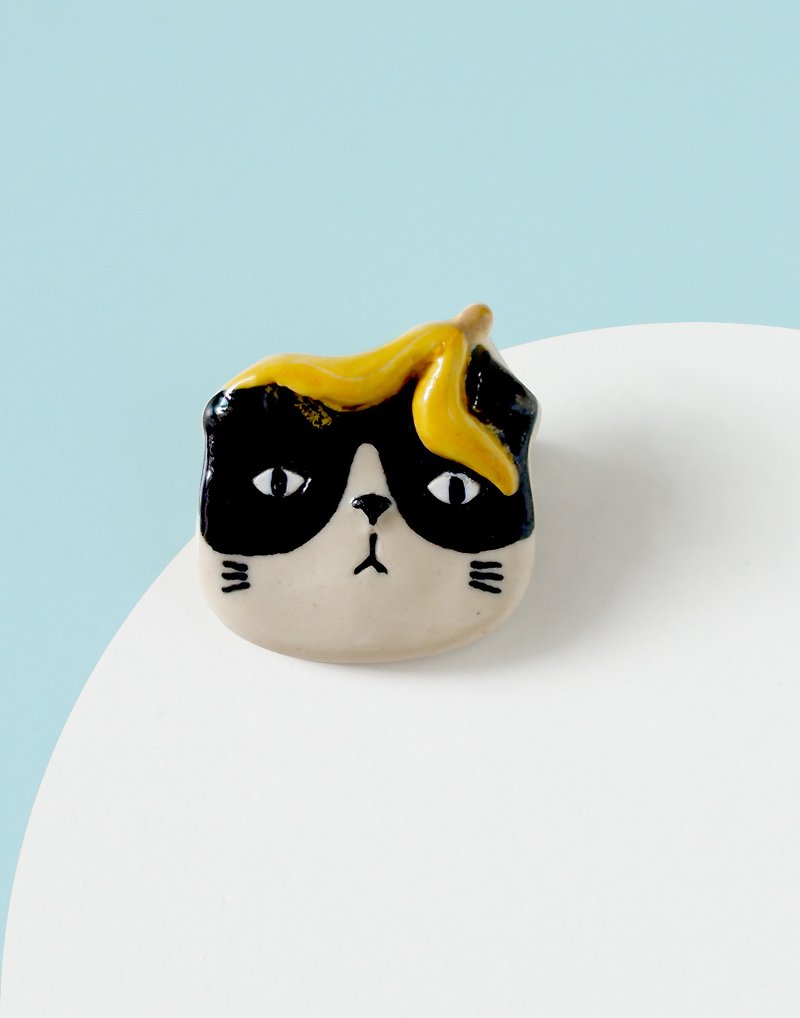 Purr- Cat with Banana - Brooch of porcelain - 胸針/心口針 - 陶 黃色